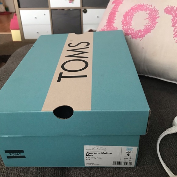 BNIB TOMS outdoor slippers - Picture 2 of 3